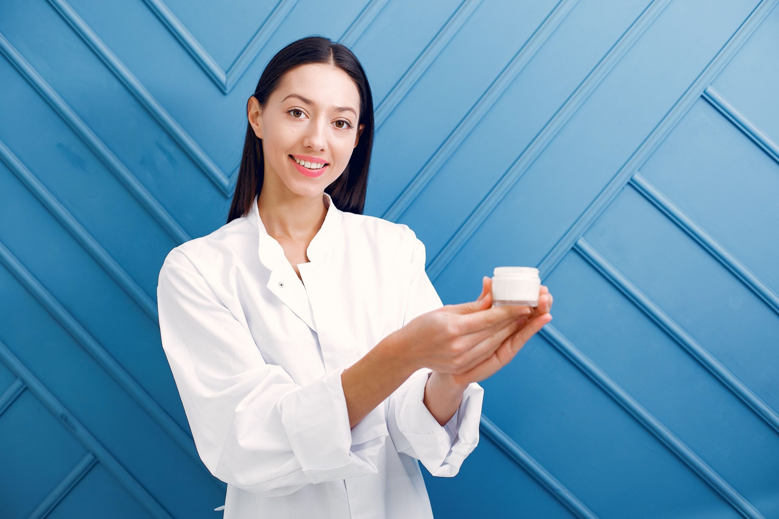 beautiful-girl-standing-studio-with-cream