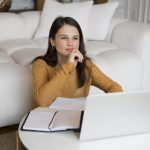 Чат-бот как первый помощник психолога: Как создать бесплатного Telegram-бота для сбора базы и запуска платного курса